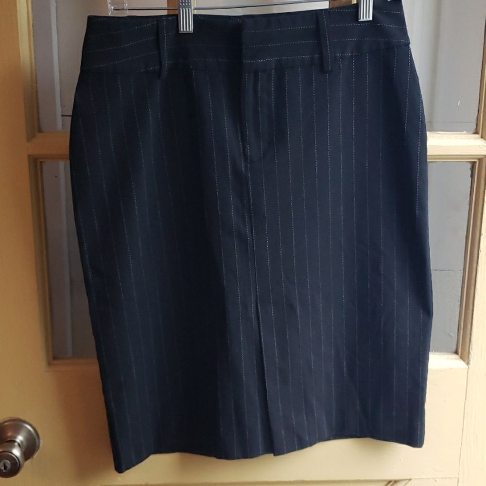 🔥Old Navy size 8 black pinstripe skirt